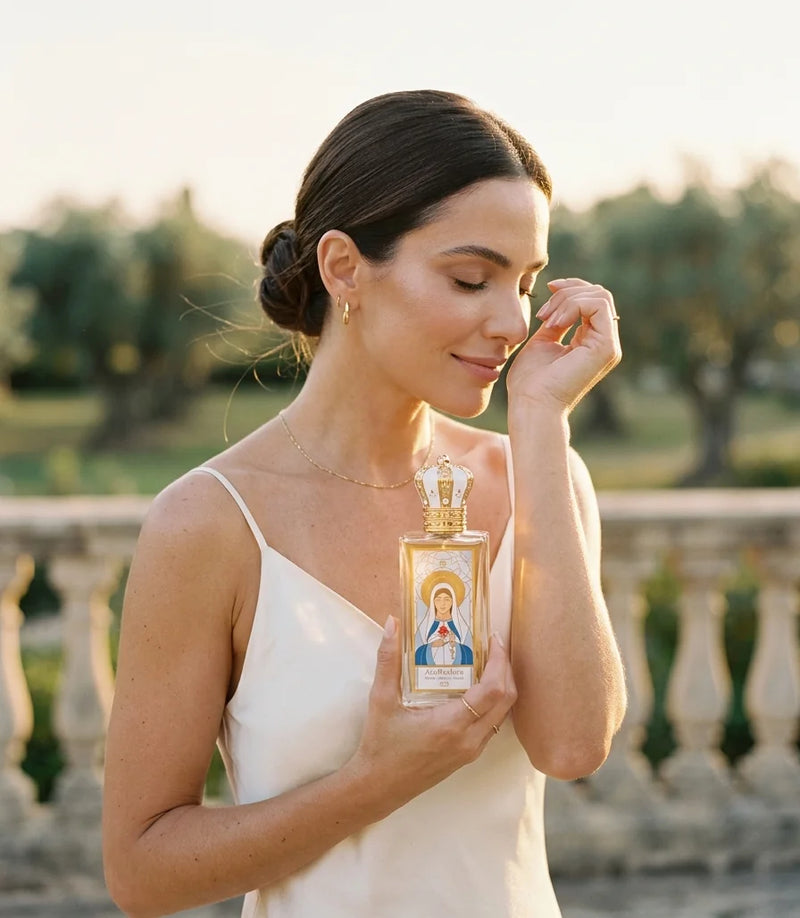 Mulher segurando o perfume Acolhedora da Essência Mariana